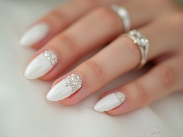 Kuku perkahwinan elegan dengan manik-manik kecil dan rekaan renda.