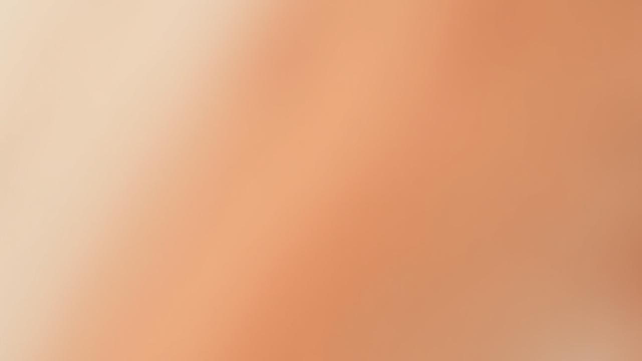 Seorang wanita dengan kulit licin dan bercahaya selepas rawatan waxing di Teroka Seri.